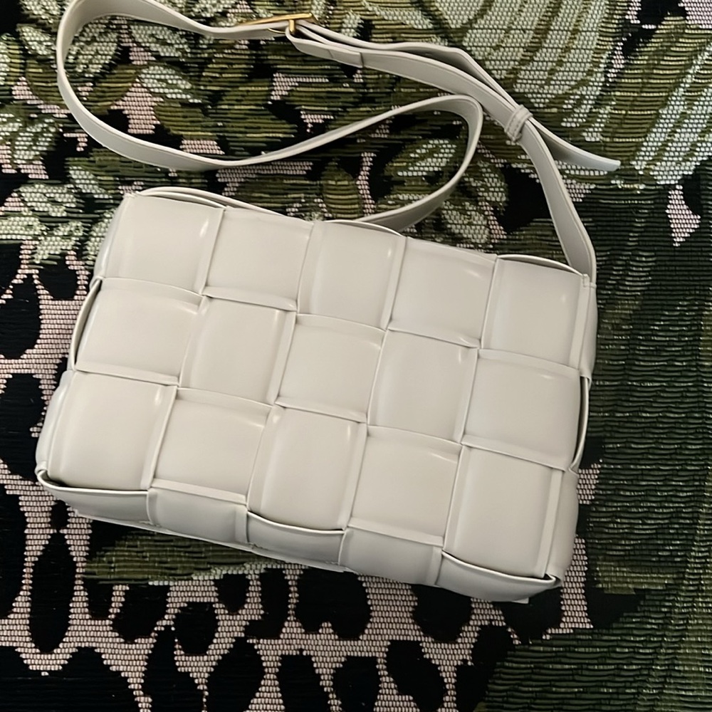 Woven Crossbody Handbag - Picture 4 of 8